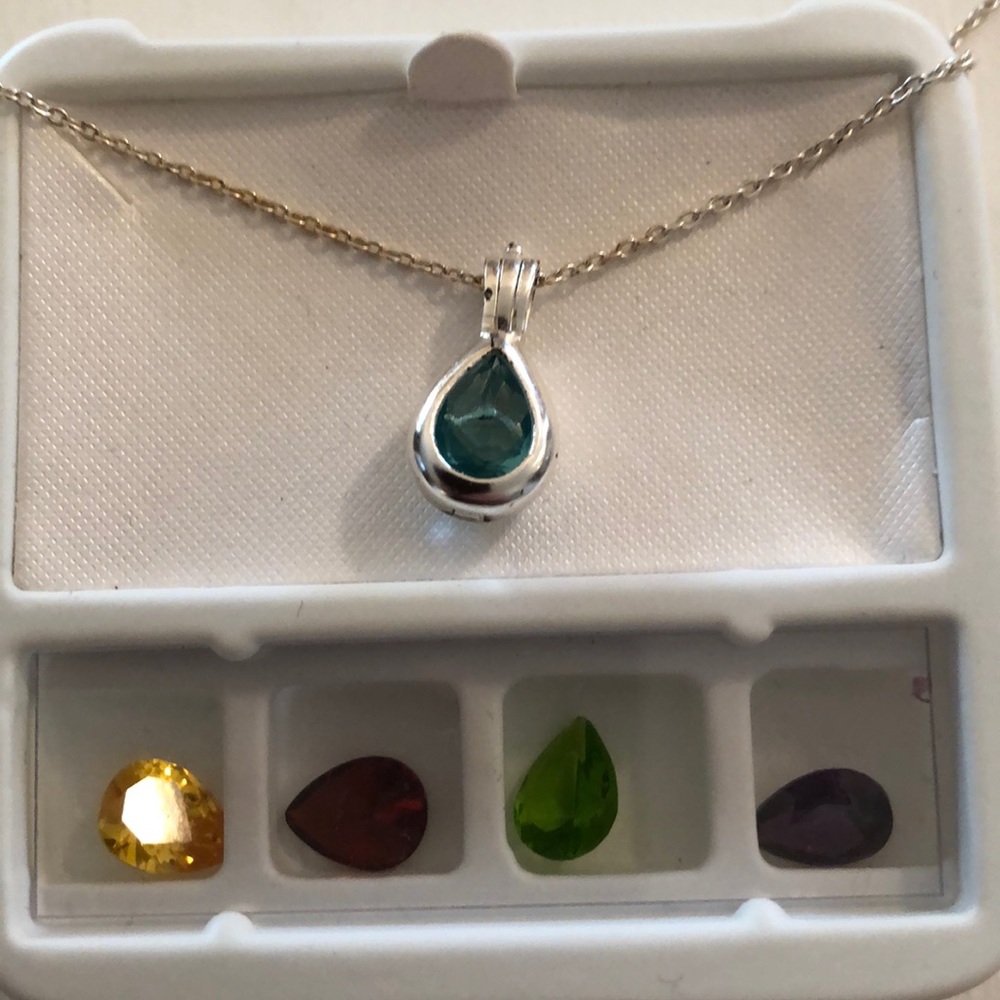Silver pendant with exchangeable jewels